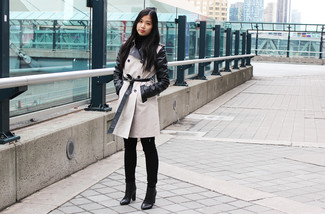 Какие ботильоны носить с бежевым плащом