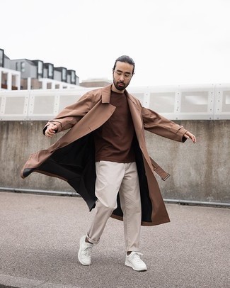 Как носить бежевый плащ с бежевыми брюками чинос