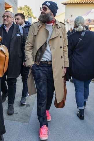 Какие косухи носить с бежевым плащом мужчине