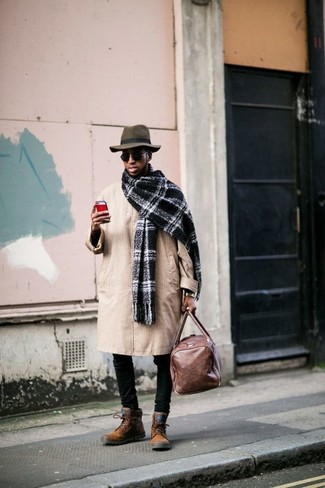 Как носить бежевый плащ с черными джинсами мужчине