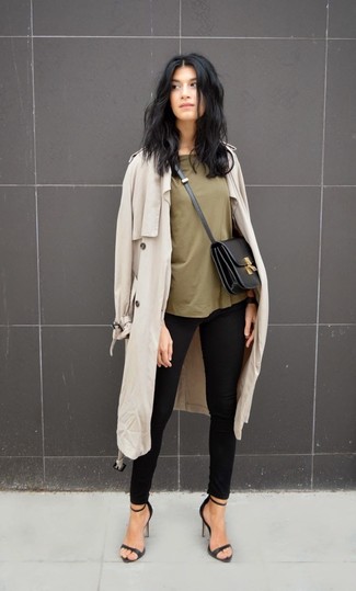 Как носить бежевый плащ с черными джинсами женщине