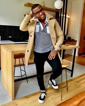 Как носить бежевый плащ с черными джинсами мужчине