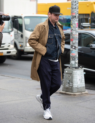 Как носить бежевый плащ с синими брюками чинос