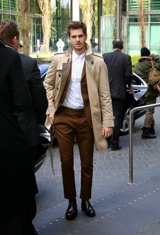 Как носить бежевый плащ с коричневым костюмом