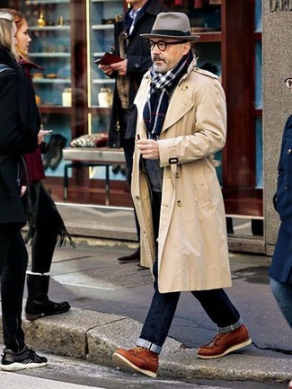 Какие кардиганы носить с бежевым плащом мужчине