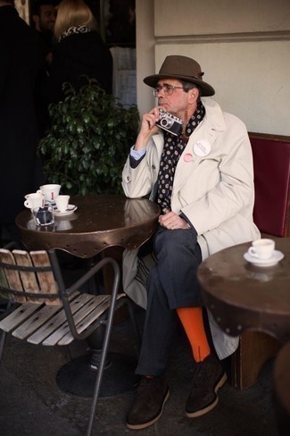 Как носить бежевый плащ с темно-серым костюмом