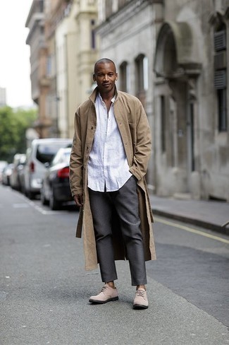 Как носить бежевый плащ с серыми брюками чинос