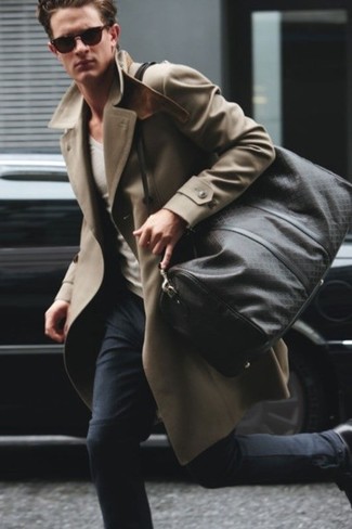 Как носить бежевый плащ с серыми джинсами мужчине