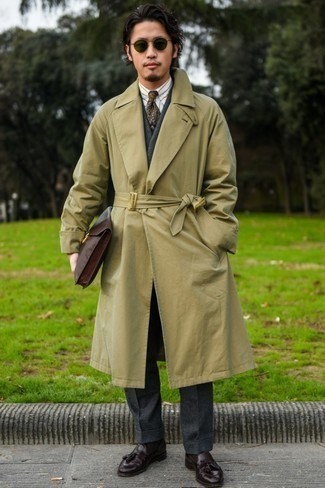 Как носить бежевый плащ с серым шерстяным костюмом