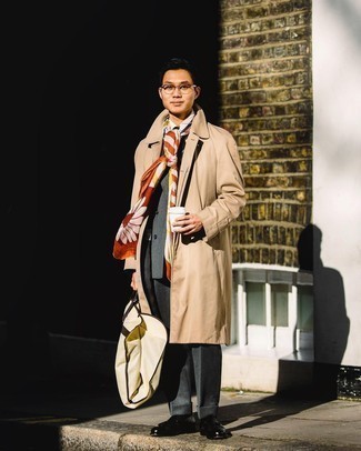 Как носить бежевый плащ с серым шерстяным костюмом