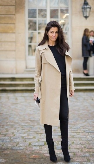 Какие джинсы носить с бежевым плащом женщине