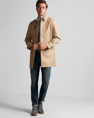 Какие джинсы носить с бежевым плащом мужчине