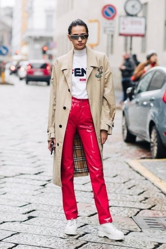 Какие джинсы носить с бежевым плащом женщине