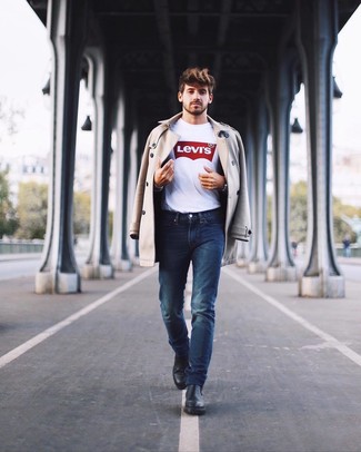 Какие джинсы носить с бежевым плащом мужчине