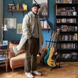 С чем носить бежевый плащ мужчине