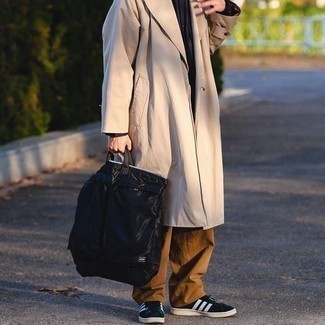 С чем носить бежевый плащ мужчине