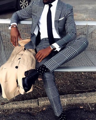 Какие монки носить с бежевым плащом