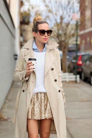 Какие свободные свитера носить с бежевым плащом