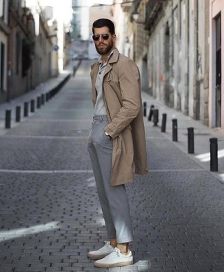 Какие футболки-поло носить с бежевым плащом мужчине