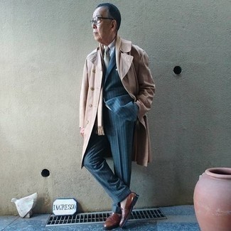 Какие костюмы носить с бежевым плащом