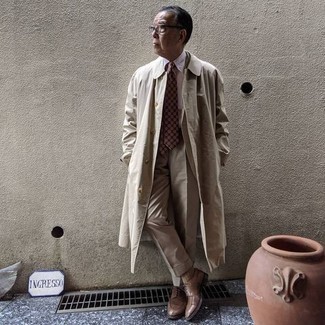 Как носить бежевый плащ с светло-коричневым костюмом