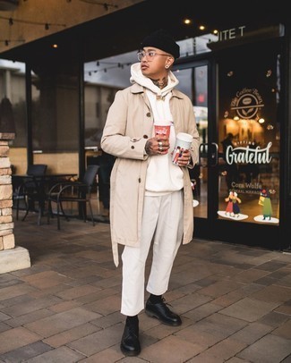 Как носить бежевый плащ с белыми брюками чинос