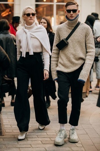 Какие кроссовки носить с бежевой водолазкой мужчине