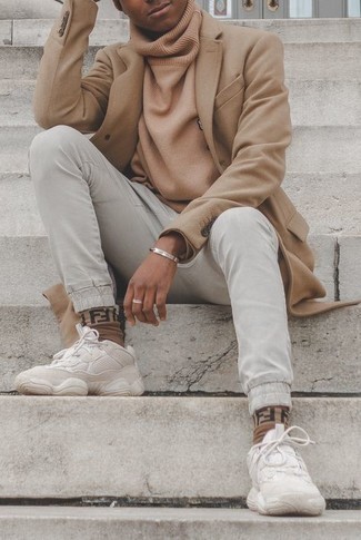 Какие кроссовки носить с бежевой водолазкой мужчине