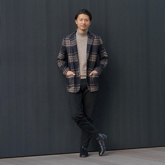 Как носить бежевую водолазку с черными брюками чинос