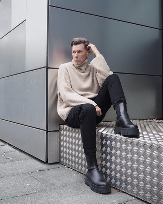 Как носить бежевую водолазку с черными джинсами мужчине