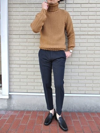 Как носить бежевую водолазку с черными кожаными лоферами мужчине