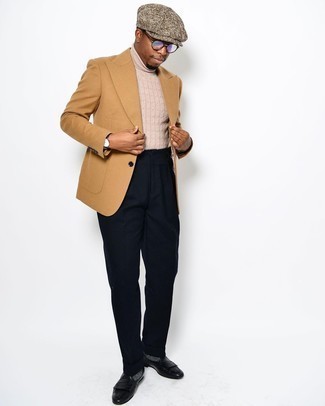 Как носить бежевую водолазку с черными кожаными лоферами мужчине