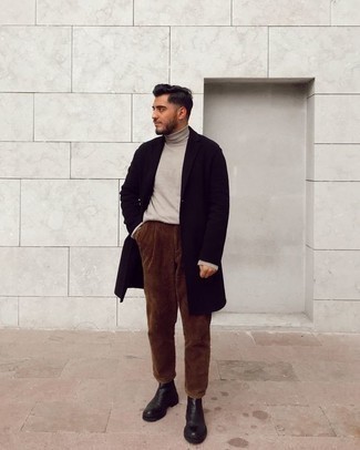 Как носить бежевую водолазку с черным длинным пальто