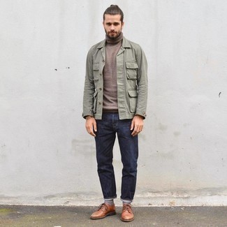 Как носить бежевую водолазку с синими джинсами мужчине