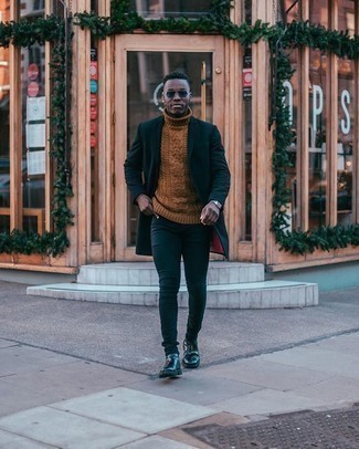 Как носить бежевую водолазку с синими джинсами мужчине