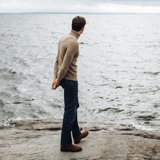 Как носить бежевую водолазку с синими джинсами мужчине