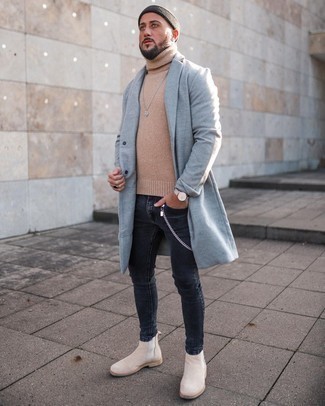 Как носить бежевую водолазку с синими джинсами мужчине