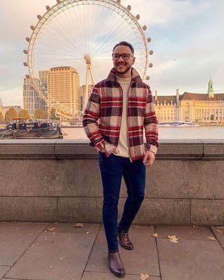 Как носить бежевую водолазку с синими джинсами мужчине