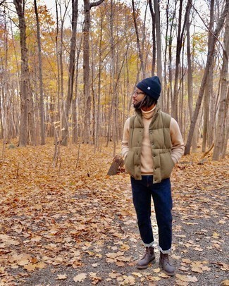 Как носить бежевую водолазку с синими джинсами мужчине