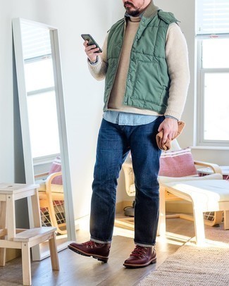 Как носить бежевую водолазку с синими джинсами мужчине