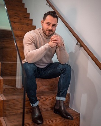 Как носить бежевую водолазку с синими джинсами мужчине