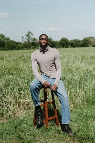 Как носить бежевую водолазку с синими джинсами мужчине