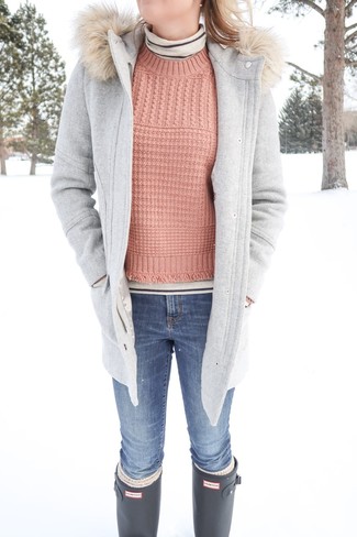 Какие вязаные свитера носить с бежевой водолазкой женщине