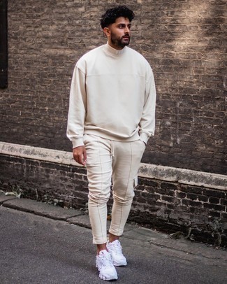 Какие брюки карго носить с бежевой водолазкой