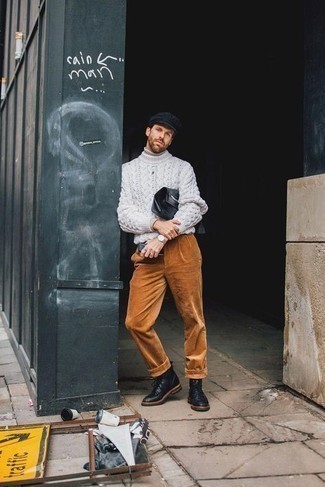 Какие повседневные ботинки носить с бежевой водолазкой мужчине