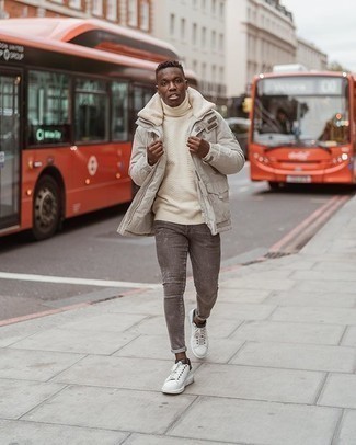 Как носить бежевую водолазку с темно-серыми джинсами мужчине