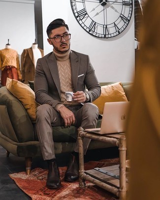 Как носить бежевую водолазку с темно-коричневым пиджаком в клетку мужчине