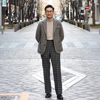 Как носить бежевую водолазку с серым шерстяным пиджаком мужчине