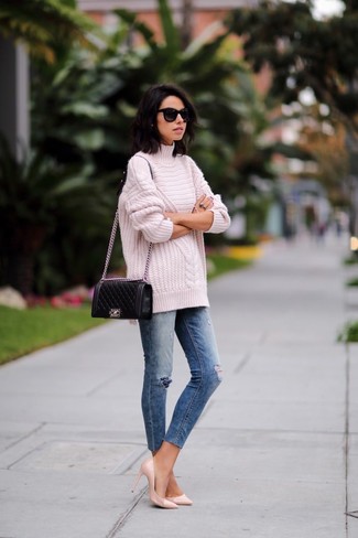 Какие джинсы носить с бежевой водолазкой женщине