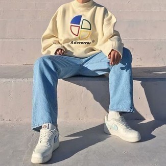 Какие джинсы носить с бежевой водолазкой мужчине